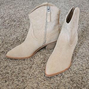 Cream Ankle Boots with Suede Texture and Pointed Toe